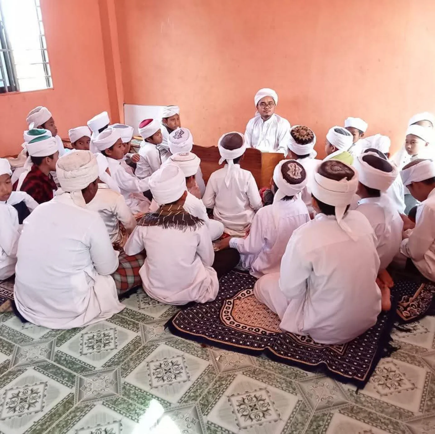 Pelajar mengikuti halaqah ilmu di Madrasah Tahfiz Nurol Faizan