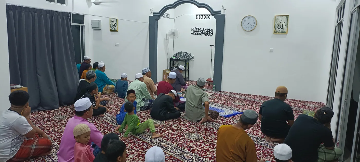 Suasana pengajian di surau